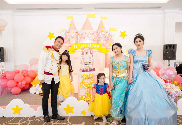 Anissa Faradilla membuat konsep Disney untuk pesta ulang tahun anaknya. (Seno/tabloidbintang.com)