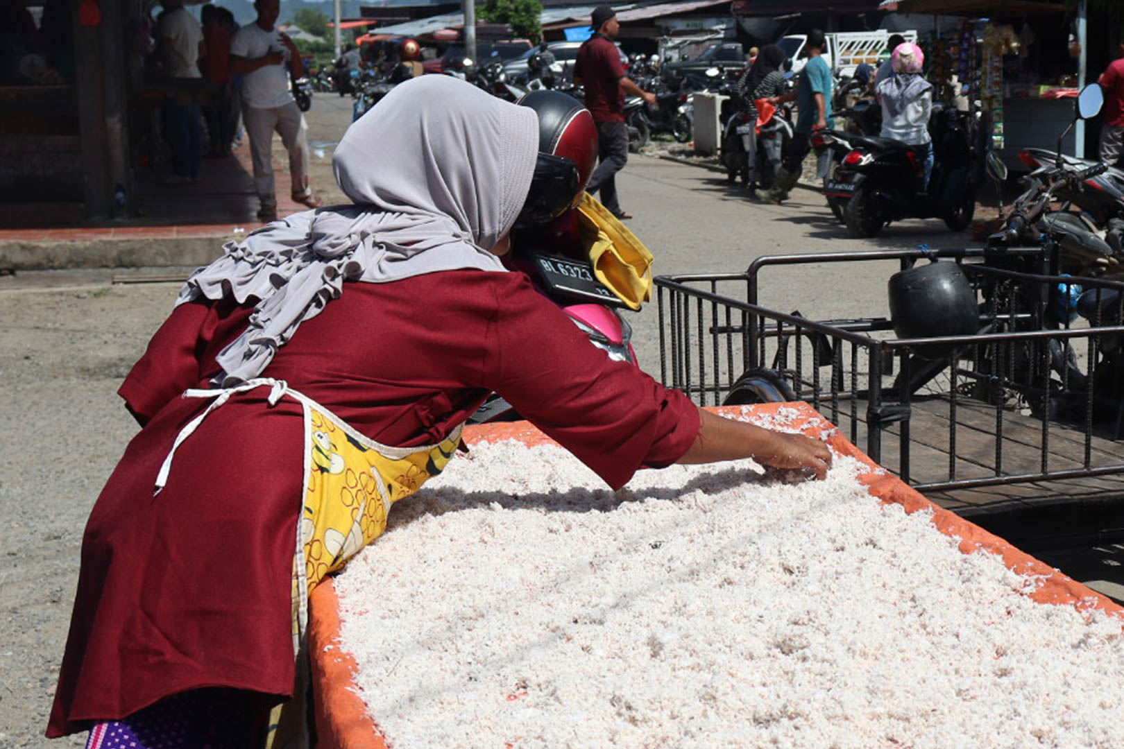 Semua pengerjaan bumbu dilakukan oleh Buk Ta sendiri. Hanya pada saat momen tertentu seperti meugang (menyambut puasa dan lebaran), ia akan meminta bantuan orang lain karena akan kewalahan menyediakan permintaan bumbu yang meningkat. FOTO/Lensakita/Febby Andriyani