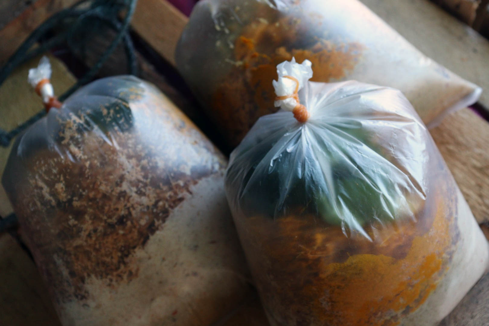 Apapun jenis bumbu masakan yang diminta konsumen, Buk Ta mampu meraciknya. Tangannya lihai mengkombinasikan berbagai bumbu yang tersedia. Bumbu-bumbu ini dibungkus dalam plastik ukuran seperempat. FOTO/Lensakita/Febby Andriyani