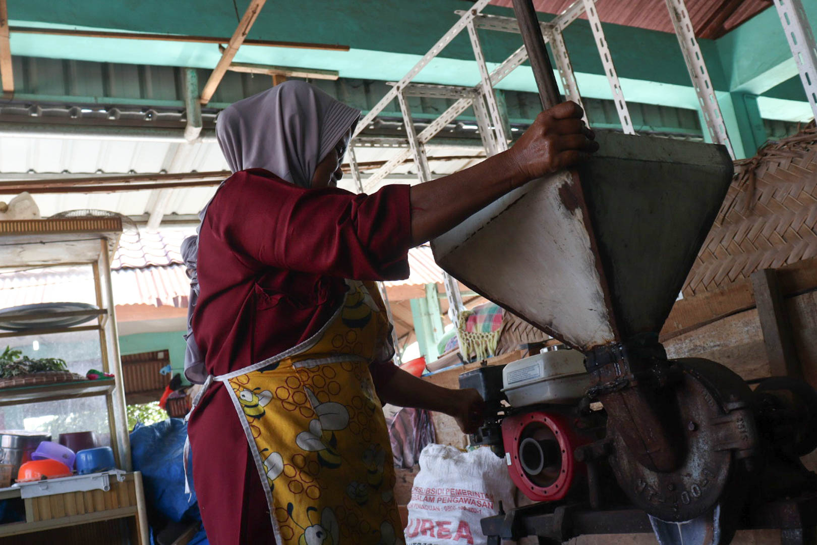 Persiapan mulai dari belanja bahan hingga proses pembuatan dikerjakan pada pagi hari. Hal ini dilakukan agar bumbu yang dijual tetap terjaga kualitasnya. FOTO/Lensakita/Febby Andriyani