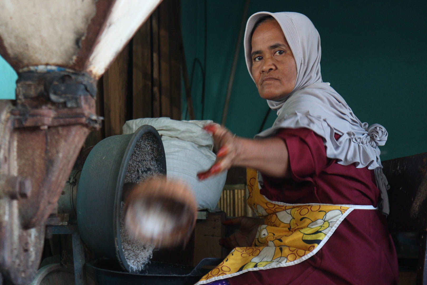 Buk Ta (54) pedagang bumbu di Pasar Lambaro, Aceh Besar. Saban hari ia berjualan bumbu dari pagi hari hingga sore, ia mengerjakan semua proses pembuatan bumbu tanpa campur tangan orang lain. Buk Ta sudah melakoni profesi ini dari pasca tsunami Aceh tahun 2004. FOTO/Lensakita/Febby Andriyani