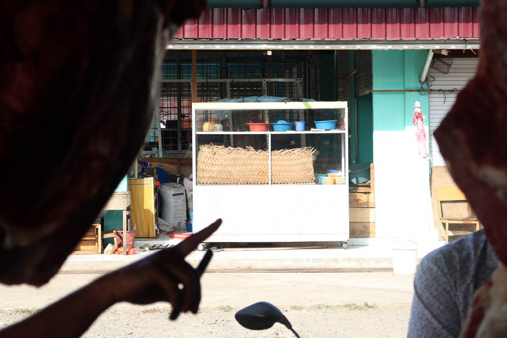 Letak kios bumbu terletak di seberang penjual daging di Pasar Lambaro. Kios bumbu itu bagaikan dapur kedua yang dimiliki Buk Ta sebab semua pengerjaan bumbu ia lakukan di kiosnya. FOTO/Lensakita/Febby Andriyani