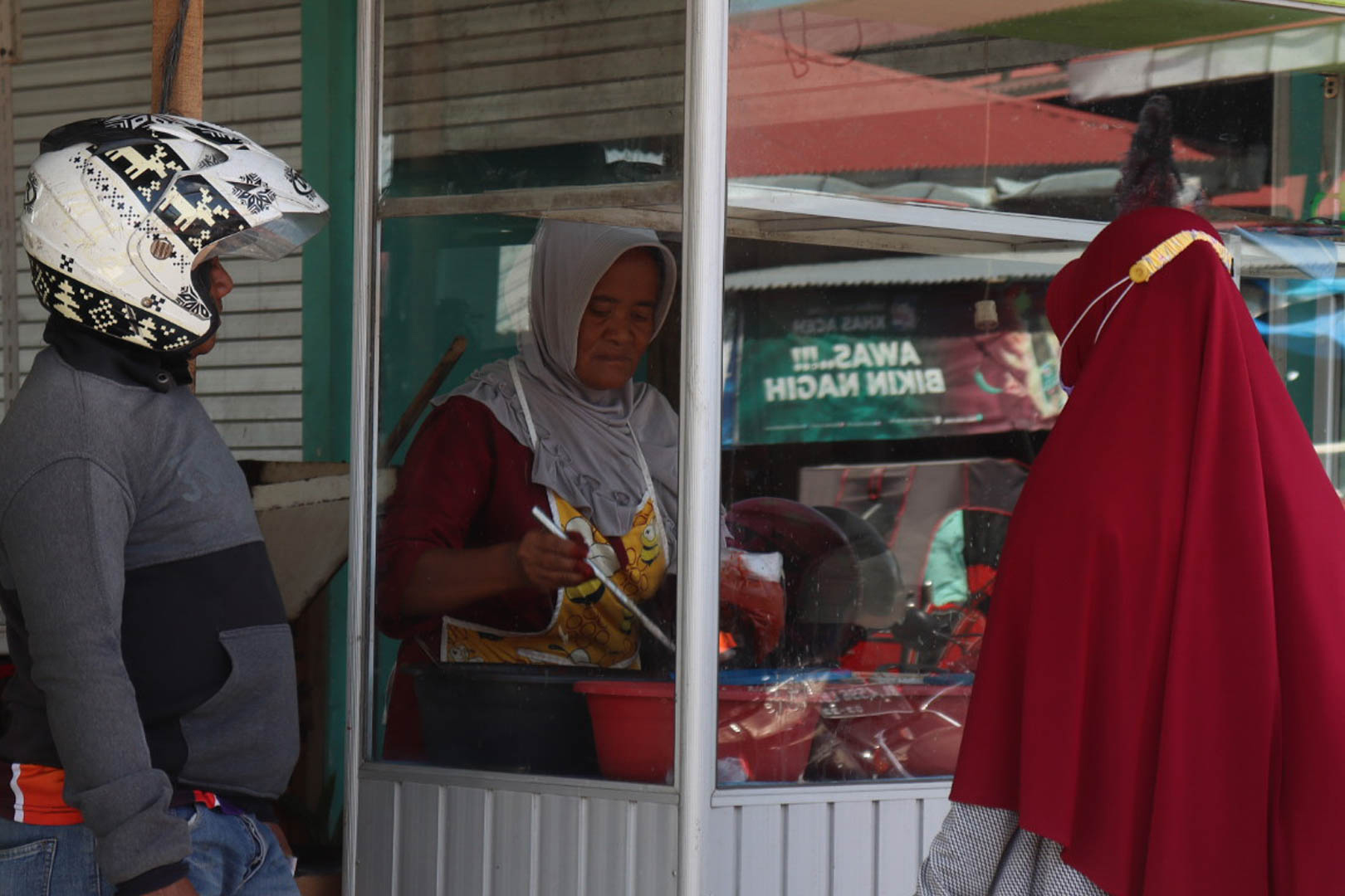 Pelanggan yang datang biasanya adalah orang-orang yang sudah sering berbelanja bumbu di kios tersebut. Baik itu digunakan untuk konsumsi pribadi ataupun untuk bumbu masakan yang akan di jual. FOTO/Lensakita/Febby Andriyani