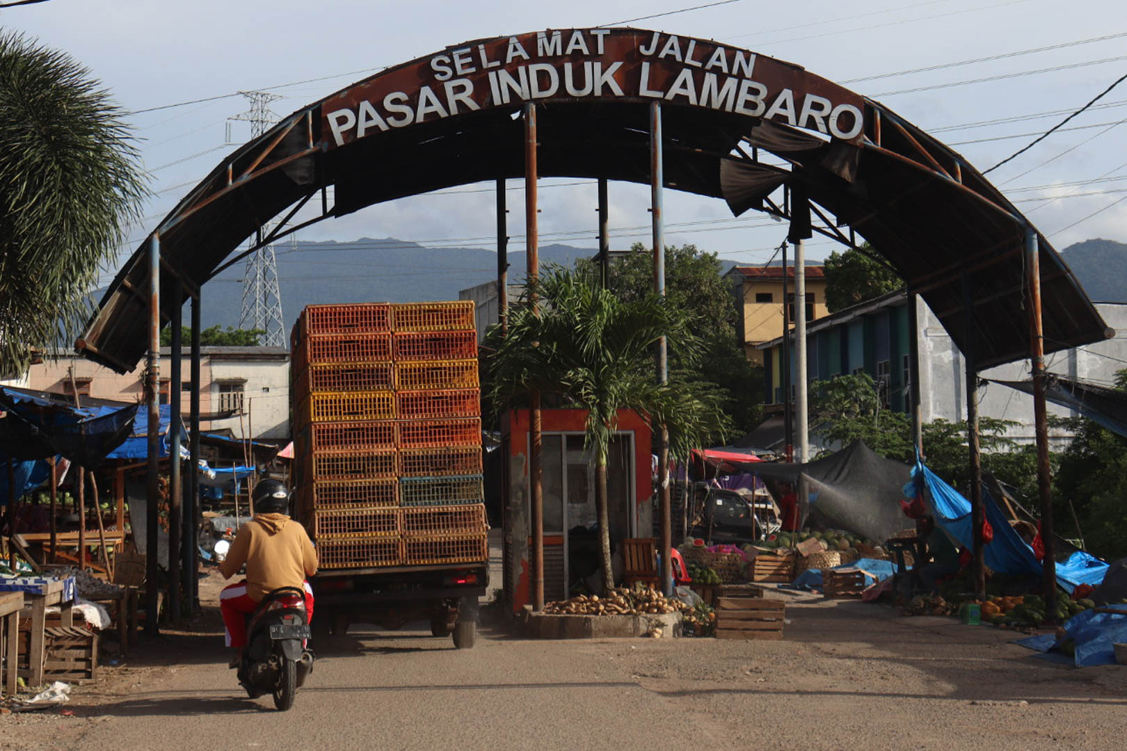 Pasar Induk Lambaro adalah pasar terbesar di Aceh. Pasar ini menjual berbagai jenis bahan makanan, dari mulai sayuran, buah, bumbu dapur, daging, ikan, dll. FOTO/Lensakita/Febby Andriyani