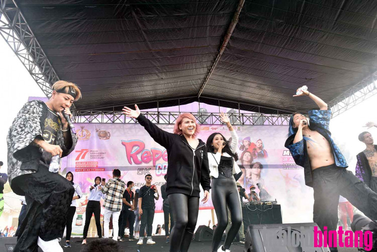 Evelyn Nada Anjani, DJ Shacho dna para member Repezen Foxx ke Jakarta. Mantan istri Aming tersebut membawa Repezen Foxx dalam rangka acara Repezen Color Run 2022 di Lapangan Apel Brigif 1 Marinir, Cilandak, Jakarta Selatan, Minggu (28/08/2022). FOTO/Tabloidbintang