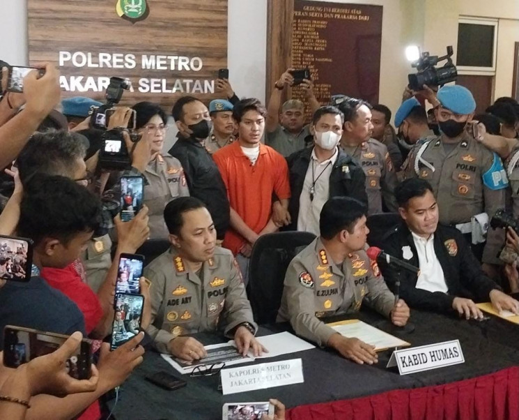 Rizky Billar saat ditetapkan sebagai tersangka dan ditahan di Polres Metro Jakarta Selatan terkait kasua KDRT