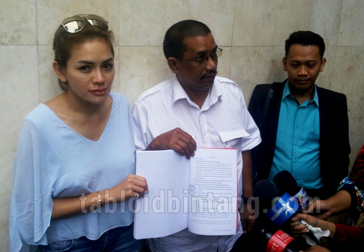 Nikita Mirzani dijebloskan ke tahanan terkait kasus pencemaran nama baik. (Seno/tabloidbintang.com)