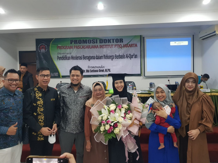 Oki Setiana Dewi mendapatkan gelar doktor di Institut PTIQ Jakarta. (Istimewa)