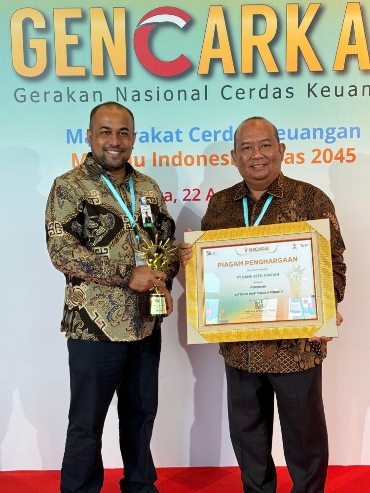 Plt. Direktur Utama Bank Aceh Syariah, Fadhil Ilyas menerima penghargaan dari Kementerian Koordinator Ekonomi pada 22 Agustus 2024 di Jakarta. FOTO/Dok. Bank Aceh Syariah (BAS). Ⓒ Hak cipta foto di atas dikembalikan sesungguhnya kepada pemilik foto